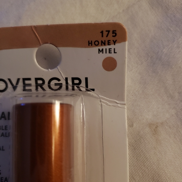 COVERGIRL Clean Invisible Lightweight Concealer, Honey - Picture 3 of 5